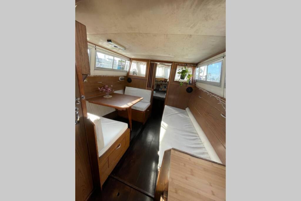 Beautiful 70S Vintage Yacht Boat In Barcelona Hotel Sant Adrià de Besòs Eksteriør billede