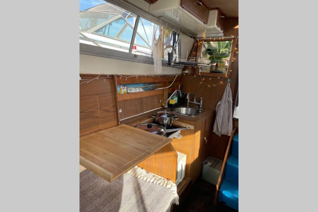 Beautiful 70S Vintage Yacht Boat In Barcelona Hotel Sant Adrià de Besòs Eksteriør billede
