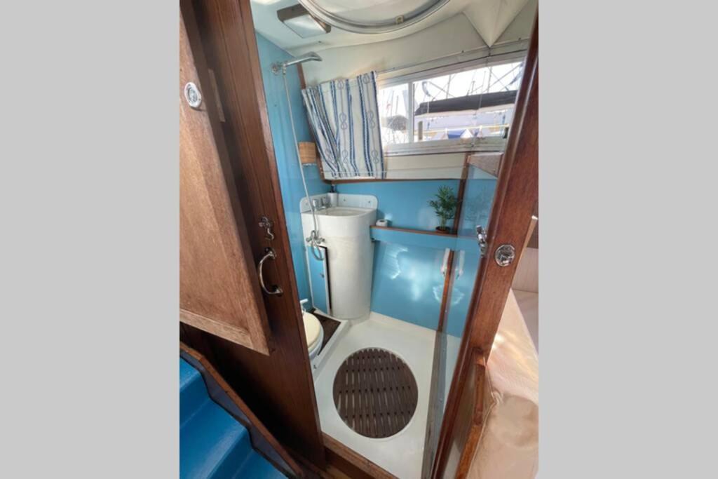 Beautiful 70S Vintage Yacht Boat In Barcelona Hotel Sant Adrià de Besòs Eksteriør billede