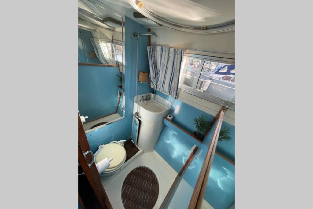 Beautiful 70S Vintage Yacht Boat In Barcelona Hotel Sant Adrià de Besòs Eksteriør billede